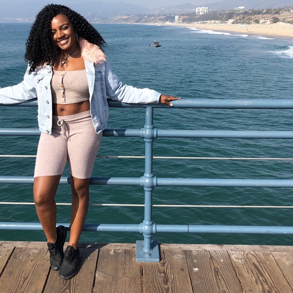 Meet your Posher, Tia - Picture 2 of 6